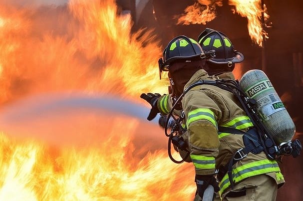 你是一名消防员，不是在救火，就是在去救火的路上。